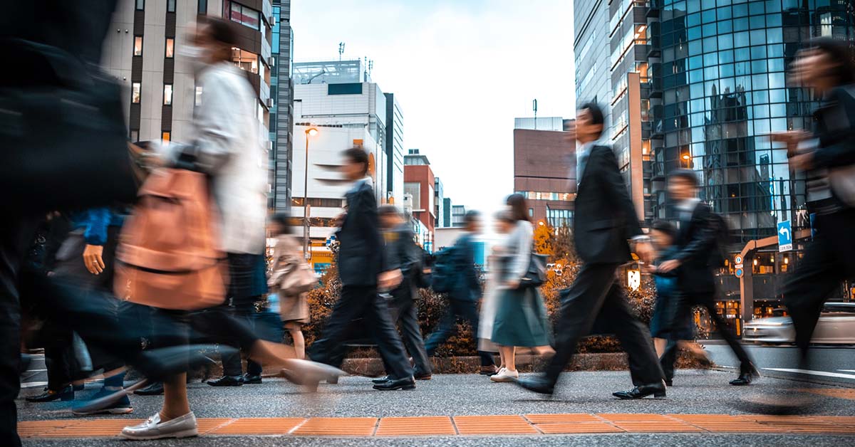 自分の市場価値を知りたいビジネスパーソンが行き交う東京の街並みの様子で、市場価値を理解することで転職市場で際立つ可能性を象徴。