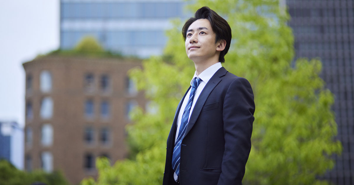 企業内弁護士のキャリアパスや将来の成長をイメージしたビジネスパーソン