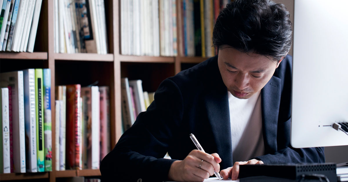 40代での転職に向けて資格取得の勉強をしているビジネスパーソンのイメージ