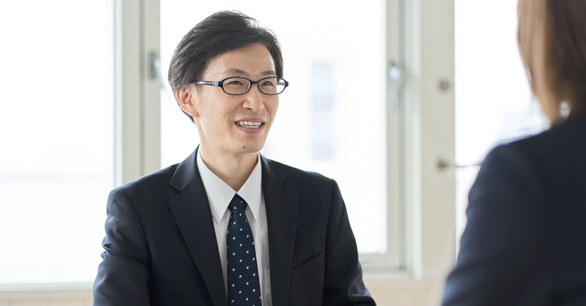 40代の転職面接に臨むビジネスパーソンと面接官のシーン