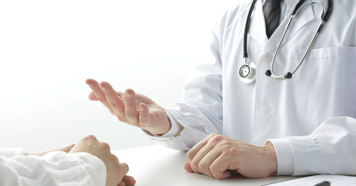 患者と話をしている医師の手元の様子