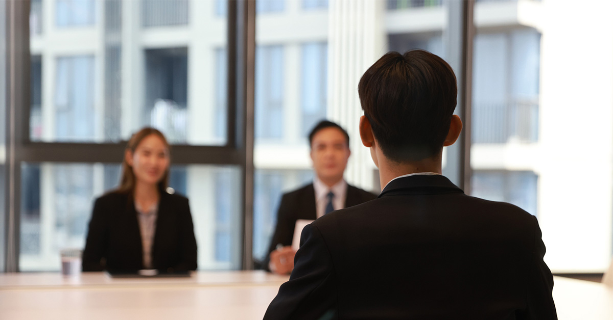 面接で自己PRや逆質問の準備にキャリアの棚卸しを活用する男性の様子