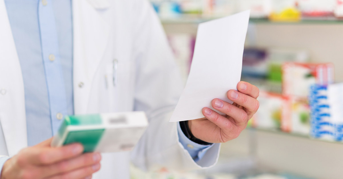 薬品パッケージを確認している薬事職の手元の様子