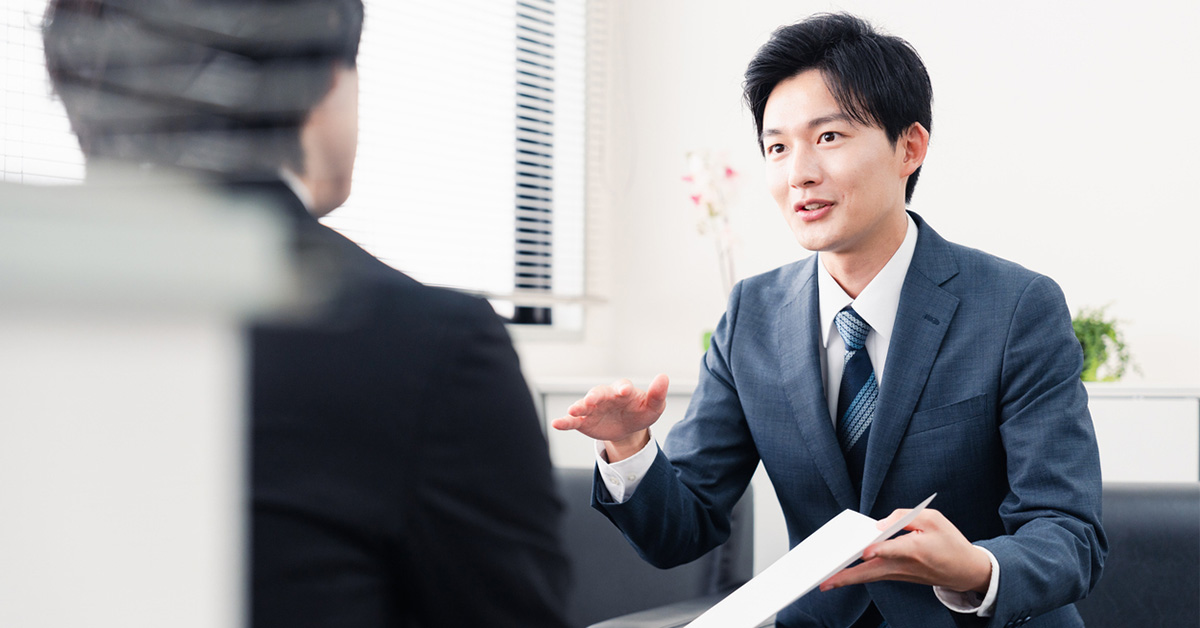 転職希望者がキャリアコンサルタントと向かい合って面談し、スタートアップ企業への転職について相談している様子。