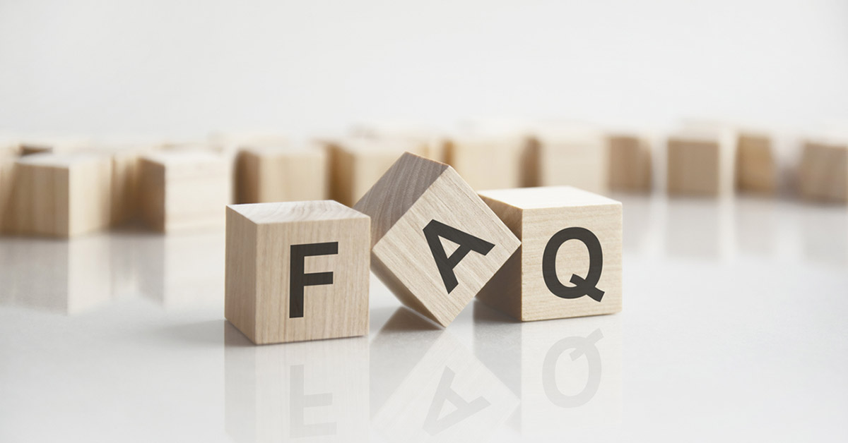 FAQと書かれた木のブロックの画像