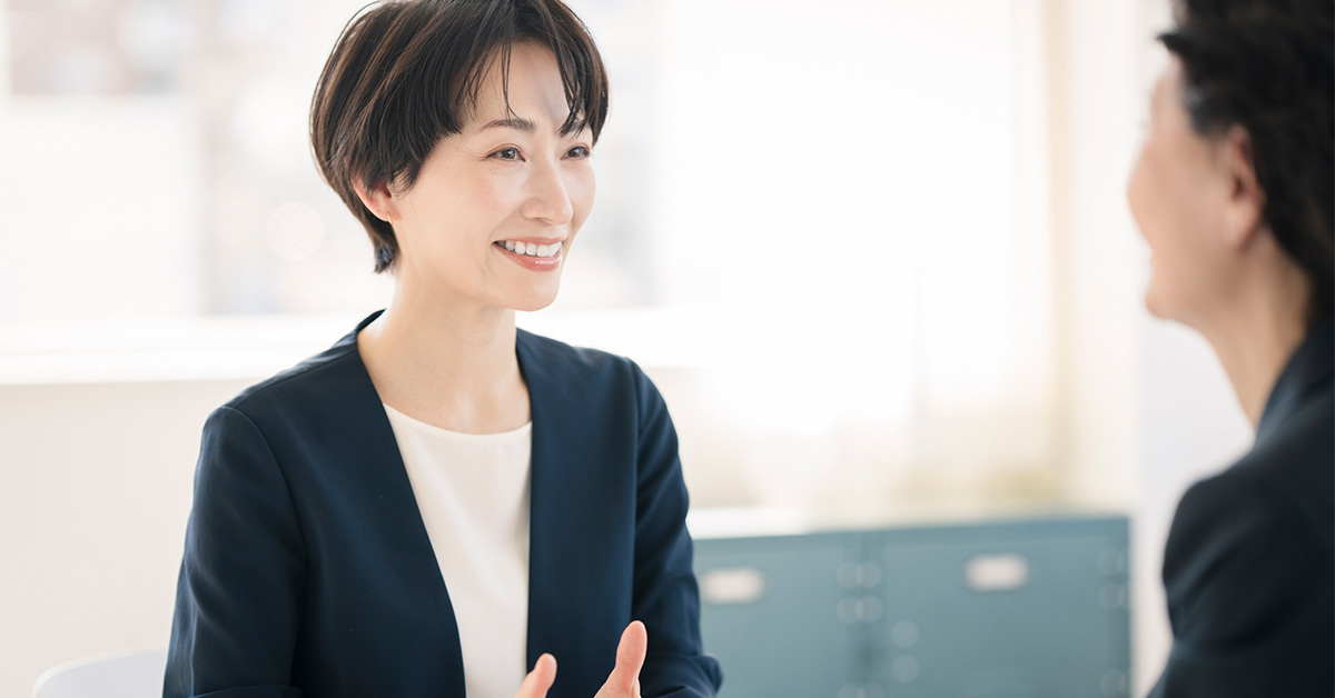 キャリアの棚卸しを行った後、人材コンサルタントと転職方針を相談する女性の様子