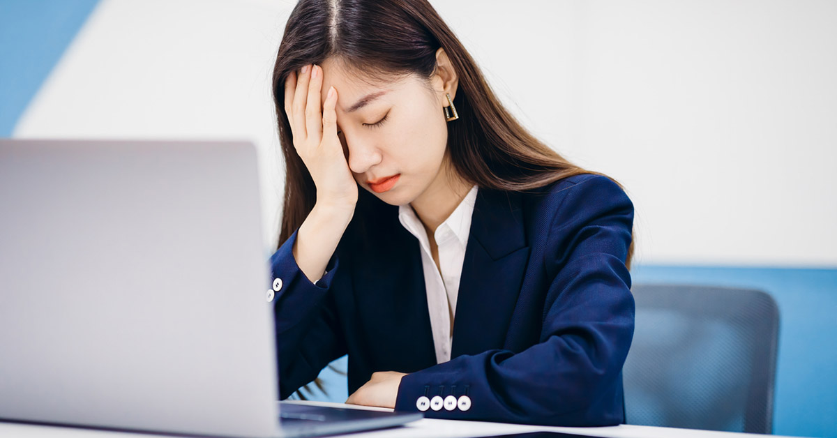 転職面接の自己紹介で失敗して落ち込むビジネスパーソンのイメージ