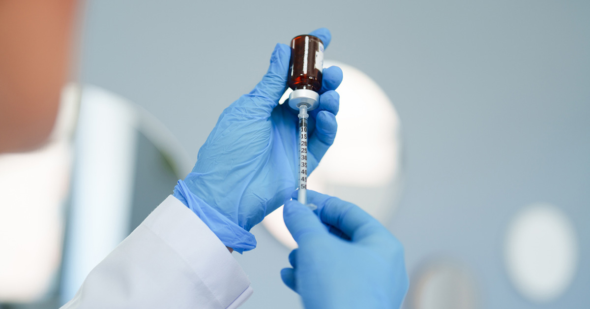 薬を注射器に入れて準備している看護師の手元