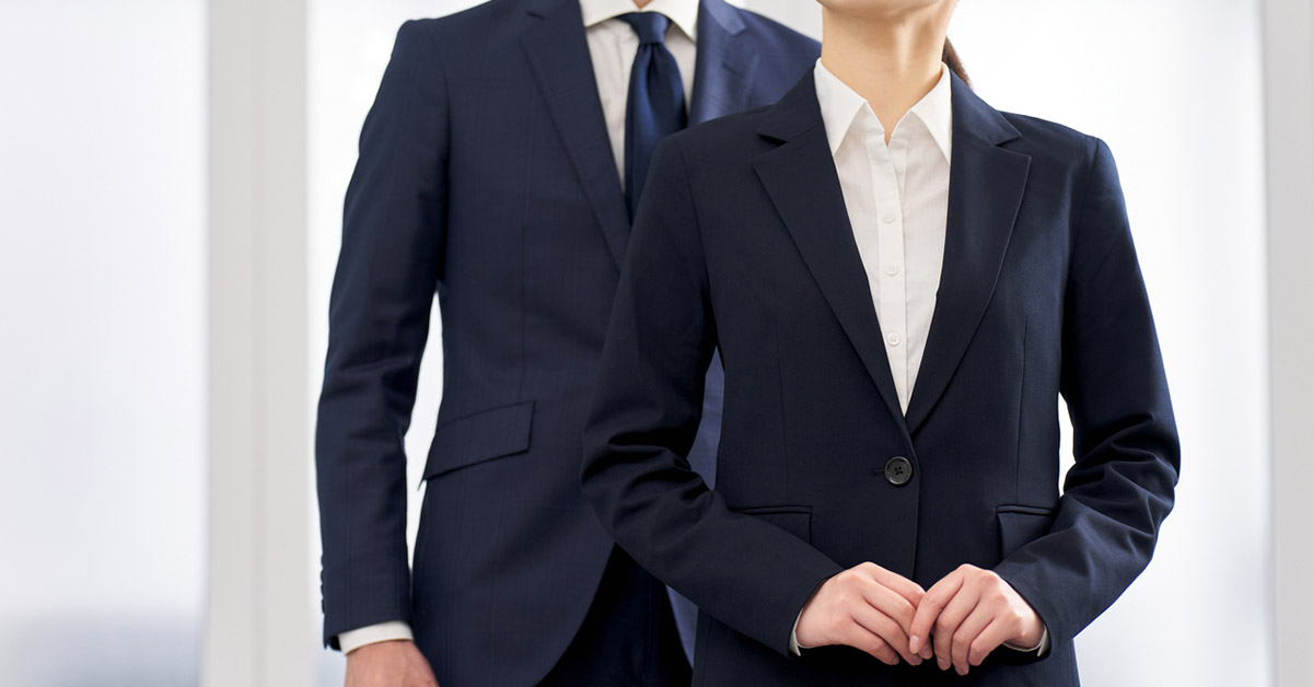 面接時の正しい服装例として男女ともにスーツを着用した面接スタイル