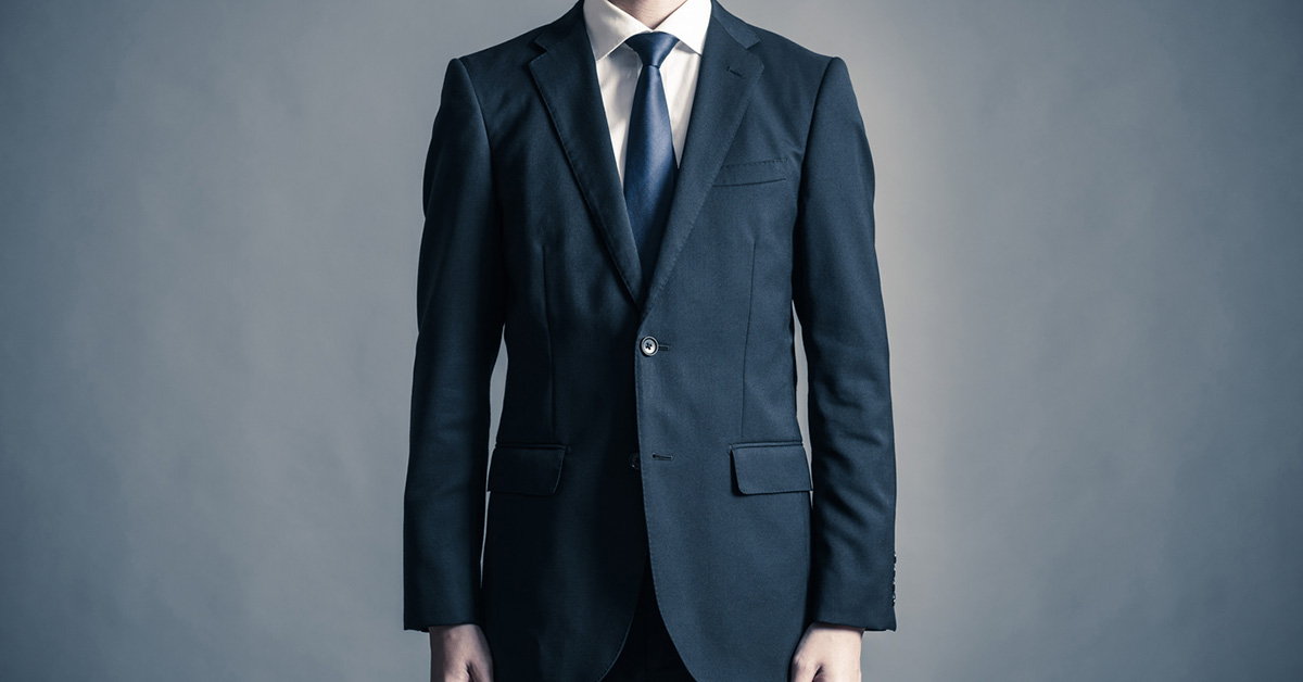 面接に適した男性の服装と身だしなみの基本例（ネイビースーツ・シンプルなネクタイ）