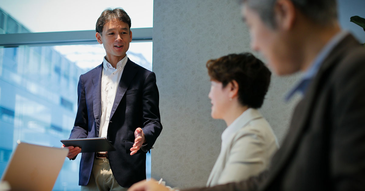 人事マネージャーが会議で説明しているビジネスシーン