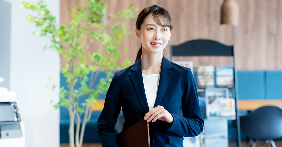 面接に適した女性の服装と身だしなみの基本例（ネイビースーツ・清潔感のある髪型）
