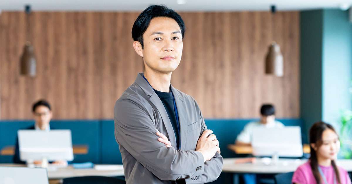 CHRO（最高人事責任者）をイメージしたオフィスで働く経営層ビジネスリーダーの写真