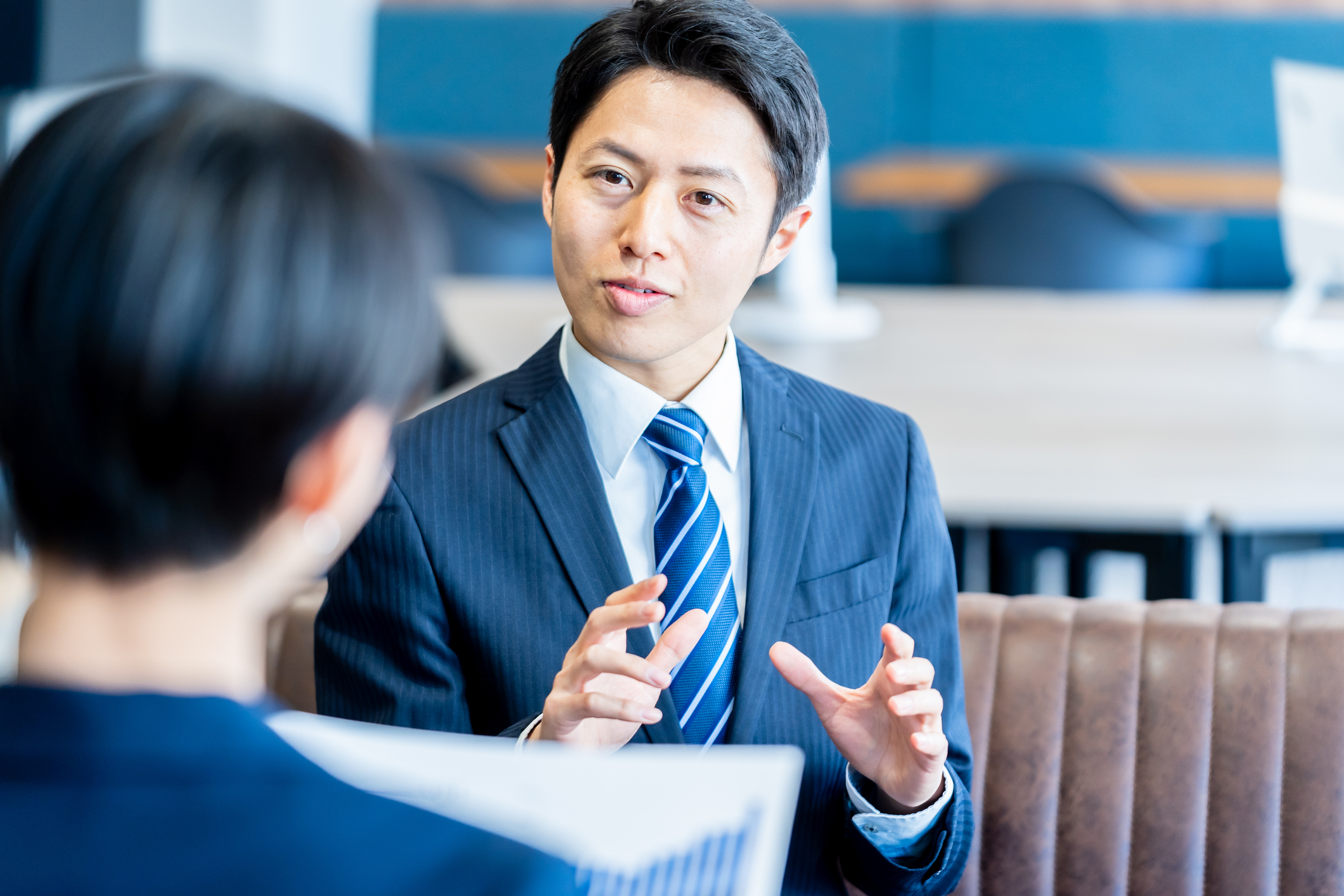 10月入社に向けて転職エージェントと相談している求職者