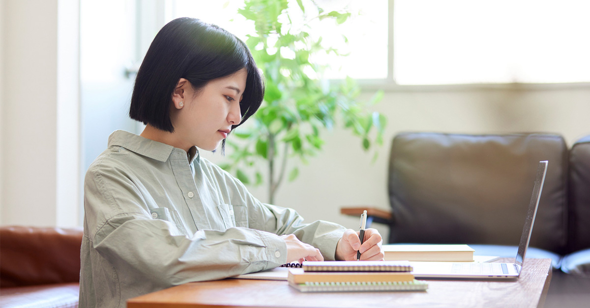 転職に向けて自己評価をする女性の図