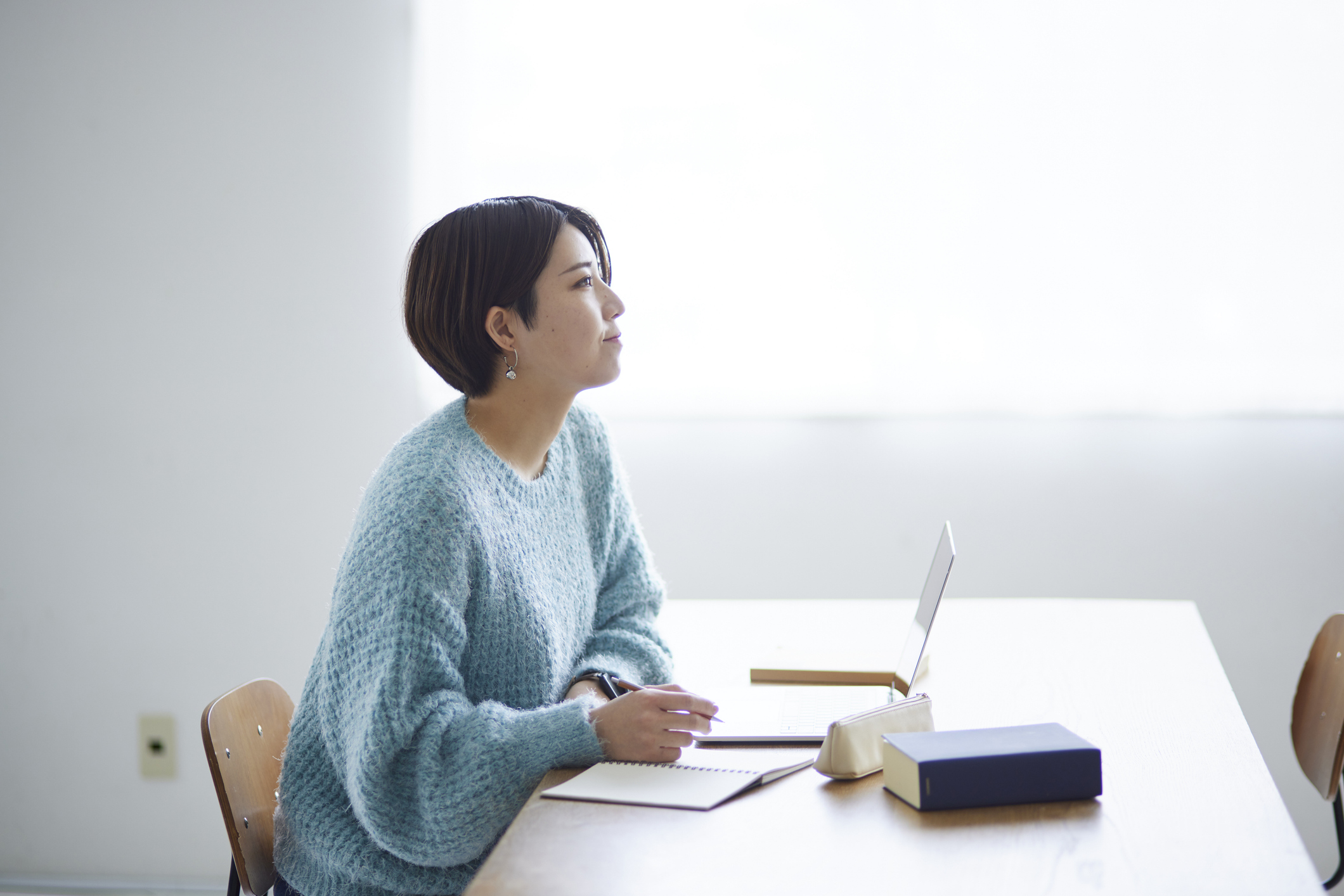転職やキャリア形成に向けて自己評価の目的設定とアプローチを考える女性の図