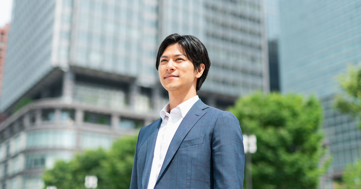 転職で年収アップを成功させ満足な表情を浮かべる日本人ビジネスマン
