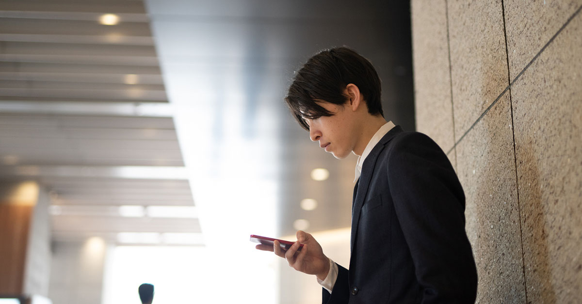 一次面接の結果連絡を待つ候補者