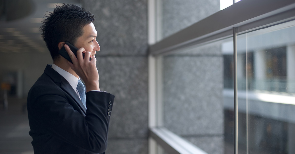 出先で応募先企業からの電話に対応している候補者