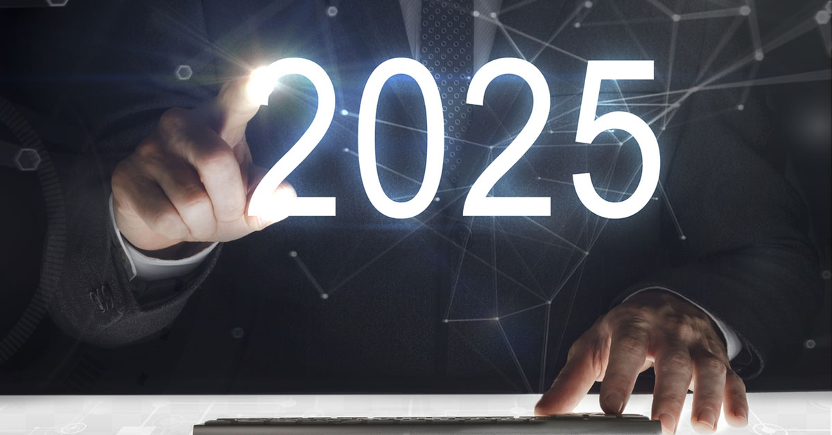 2025年のIT業界転職市場予測を示すデジタルスクリーンに触れるビジネスマンの画像