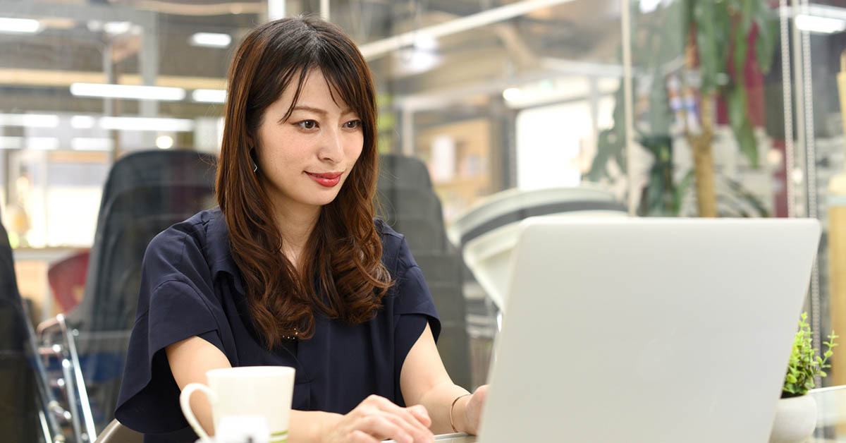 企業でソリューションアーキテクトとして働く女性