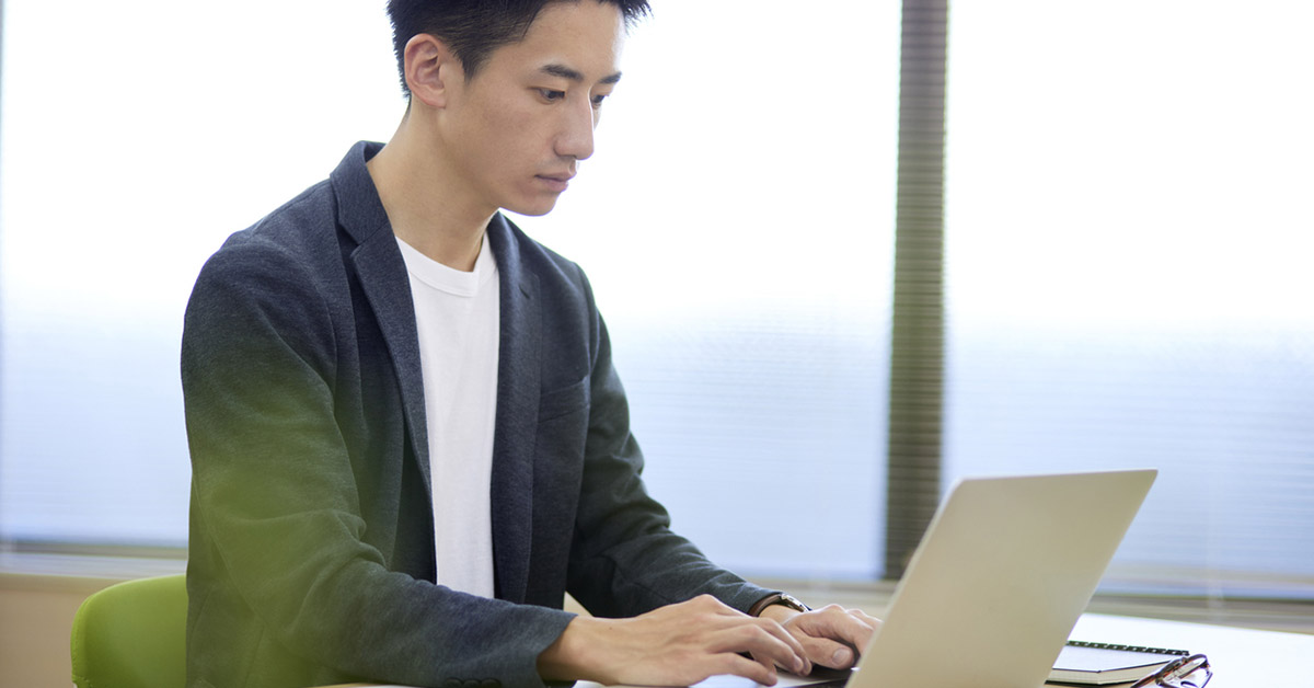 開発エンジニアとして働いている日本人男性