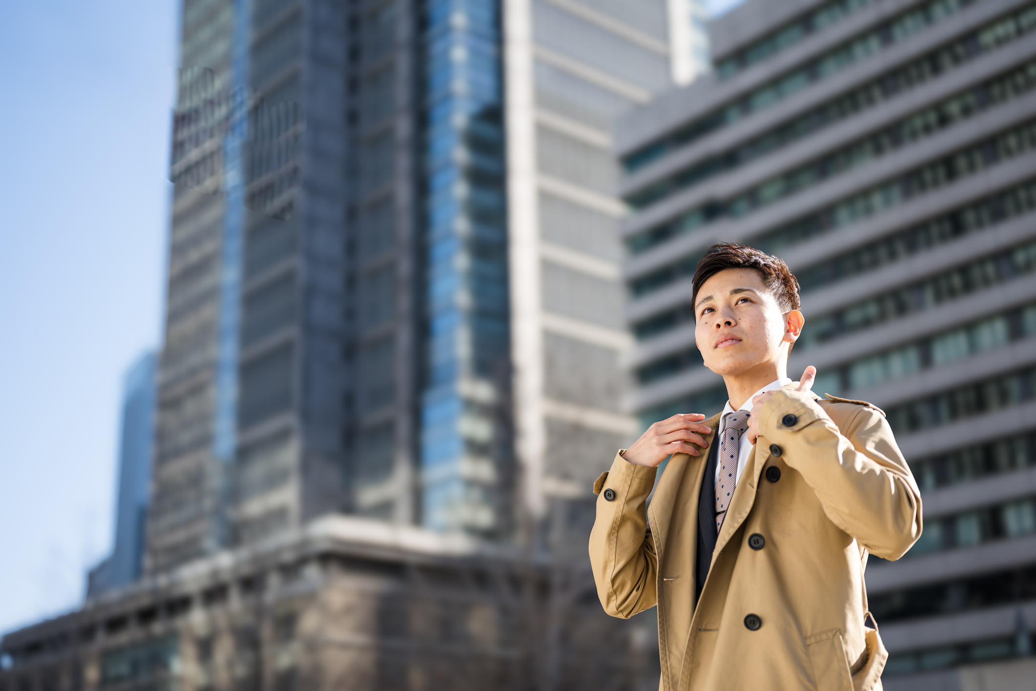 10月入社で新しい仕事を始める秋服を着たビジネスマン