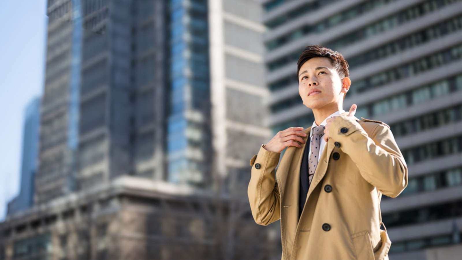 10月入社で新しい仕事を始める秋服を着たビジネスマン